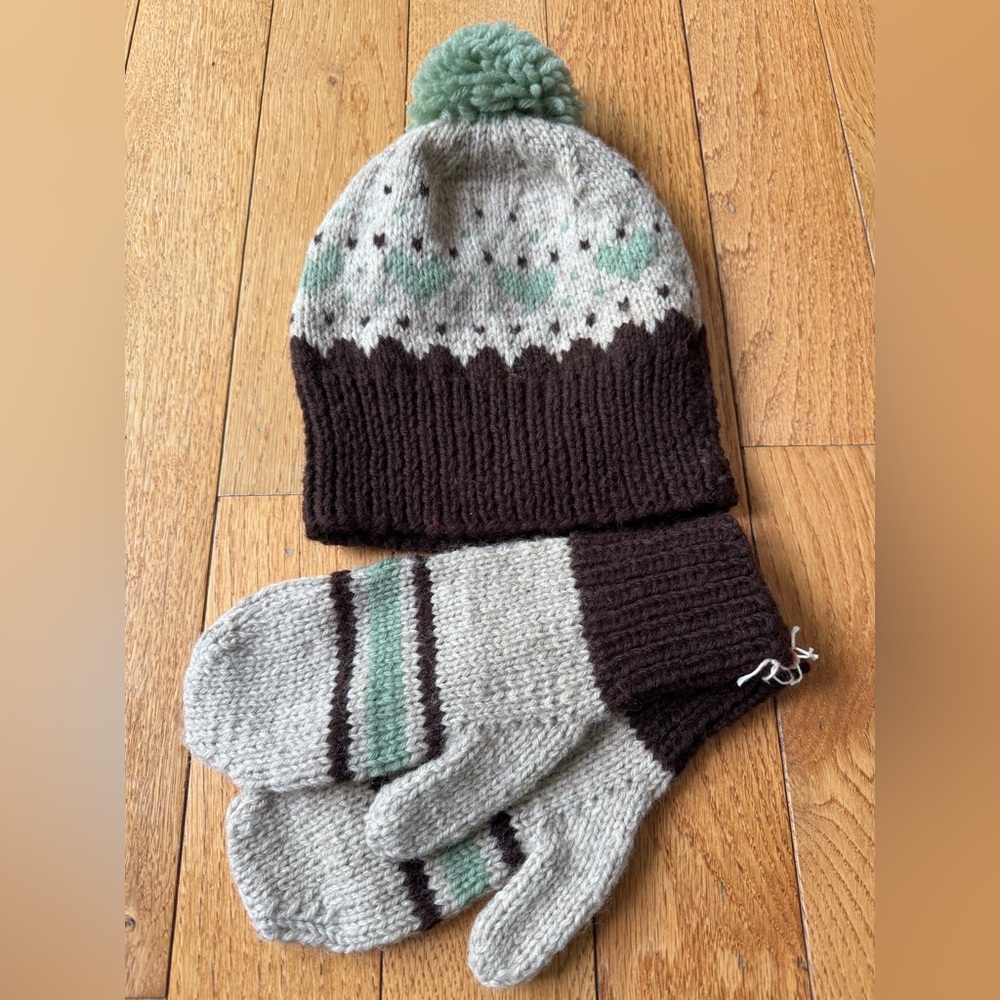 Hat and mittens set. 3-5 year old